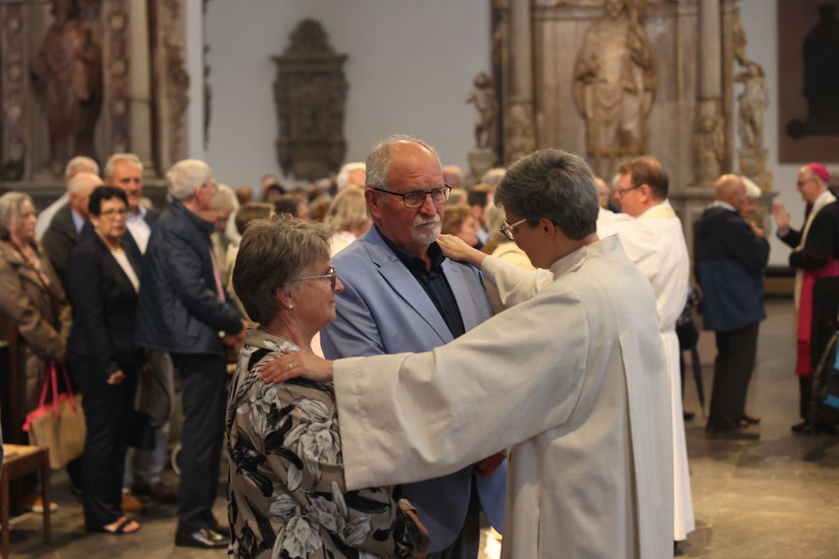 Seelsorgerinnen und Seelsorger spendeten nach dem Gottesdienst den Jubelpaaren individuell den Segen. 