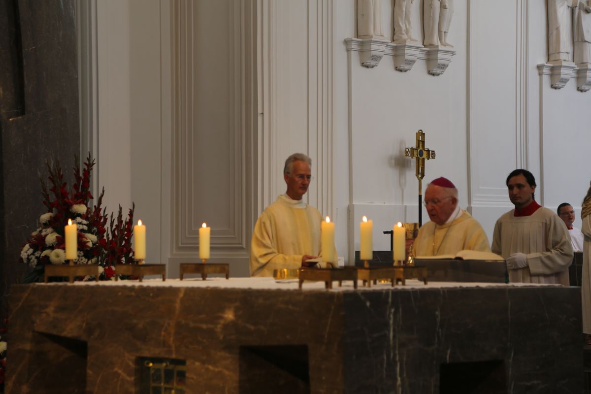 Rund 250 Ehejubilare haben am Freitagnachmittag, 4. Juli, im Kiliansdom in einem Pontifikalgottesdienst mit Weihbischof em. Ulrich Boom ihr Eheversprechen erneuert. 