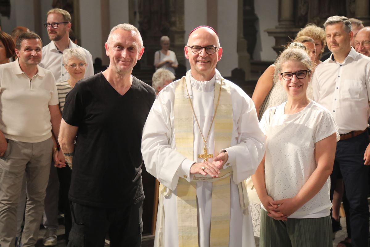 Mit rund 1000 Eheleuten, die in diesem Jahr Silberhochzeit haben, feierte Bischof Dr. Franz Jung am Freitagabend, 4. Juli 2025, einen Pontifikalgottesdienst im Kiliansdom. Im Anschluss erteilten er, Weihbischof Paul Reder sowie weitere Seelsorgerinnen und Seelsorger den Paaren einzeln den Segen.