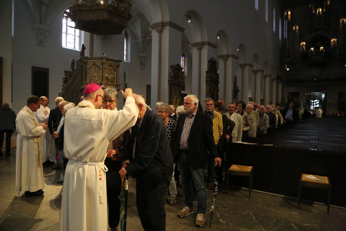 Bischof Dr. Franz Jung hat am Donnerstagnachmittag, 4. Juli, mit etwa 320 Paaren im Kiliansdom ihr goldenes oder diamantenes Ehejubiläum gefeiert.