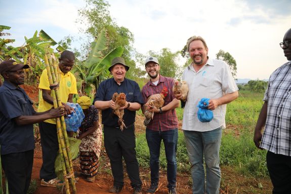 Bei der Kooperative Umoja im Dorf Mateka, bei der Frauen gemeinsam Felder bewirtschaften und Hühner züchten, gab es Hühner als Gastgeschenke. Bei der Kooperative Umoja im Dorf Mateka, bei der Frauen gemeinsam Felder bewirtschaften und Hühner züchten, gab es Hühner als Gastgeschenke.