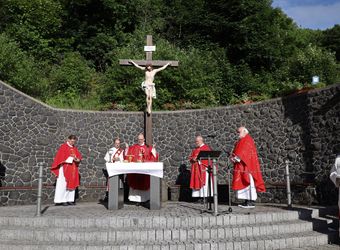 Bischof Dr. Franz Jung feierte am Montagabend, 5. Juli, einen Kiliani-Pontifikalgottesdienst auf dem Kreuzberg.