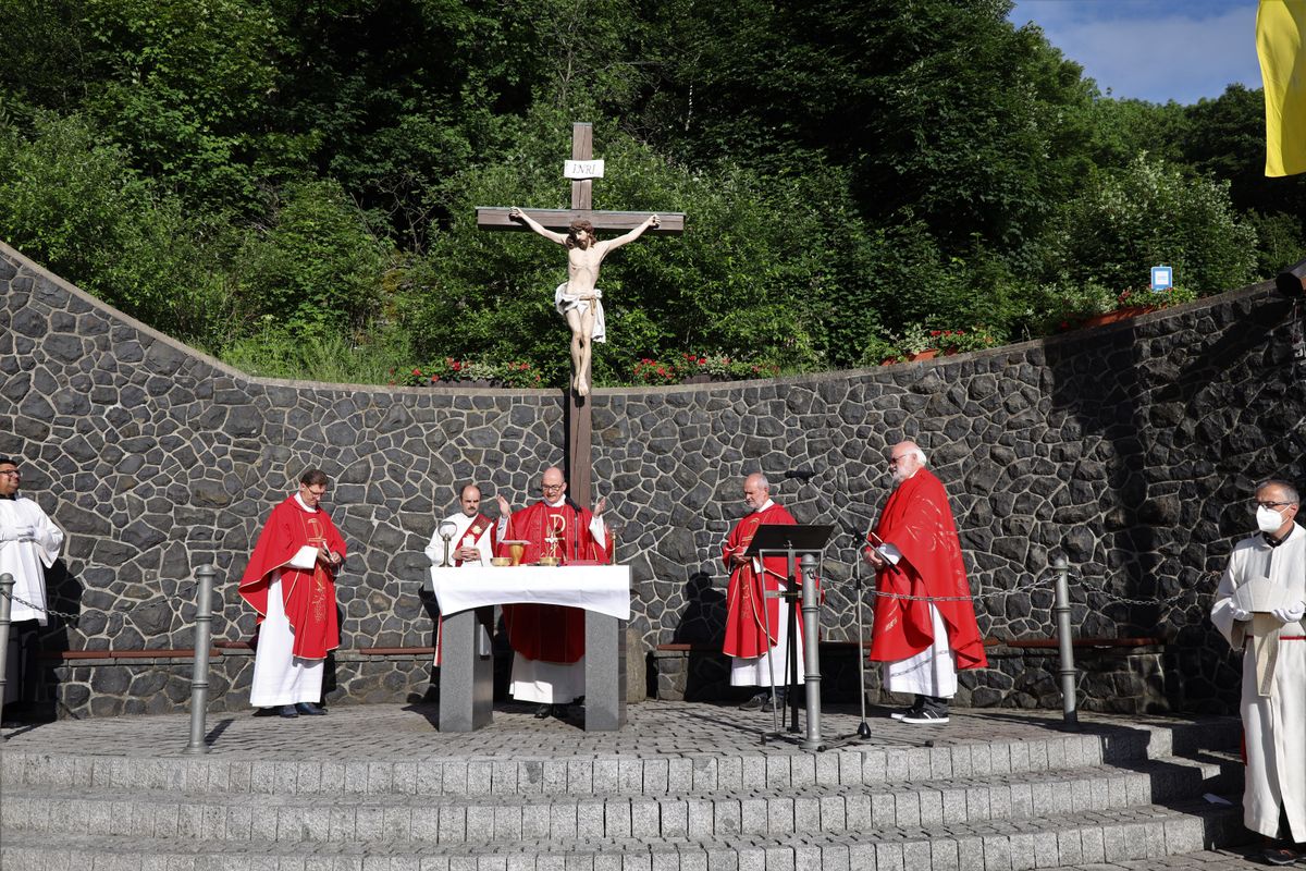 2721/0660 Kiliani Kreuzberg Bischof_28651 Bischof Dr. Franz Jung feierte am Montagabend, 5. Juli, einen Kiliani-Pontifikalgottesdienst auf dem Kreuzberg.