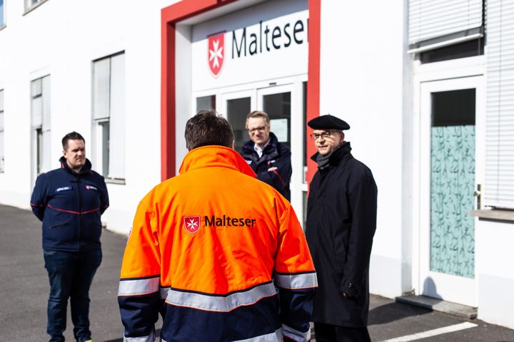 Bischof Dr. Franz Jung besuchte die Rettungswache der Malteser in der Würzburger Mainaustraße.
