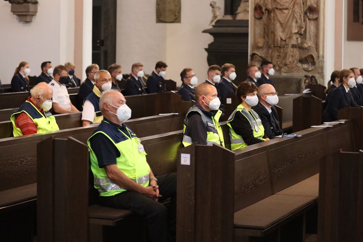 2821/0668 Blaulichtgottesdienst_28758 Weihbischof Ulrich Boom stand am Mittwochabend, 7. Juli, der Kiliani-Wort-Gottes-Feier für Polizei, Feuerwehr, Technisches Hilfswerk, Rettungsdienste und Notfallseelsorge im Kiliansdom vor.
