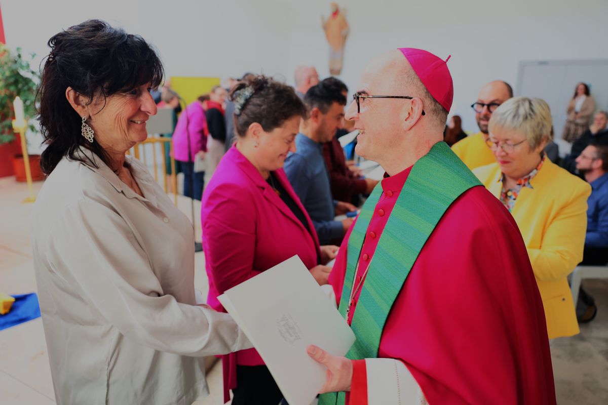 Bei einem Gottesdienst in der Jugendkirche Würzburg hat Bischof Dr. Franz Jung am Freitag, 25. Oktober, insgesamt 47 Personen für die Schulpastoral beauftragt.