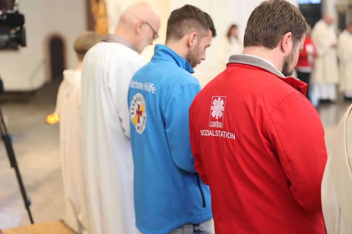 Bischof Dr. Franz Jung hat am Montagabend, 25. März, im Würzburger Kiliansdom die Heiligen Öle für alle 43 Pastoralen Räume im Bistum Würzburg  geweiht.