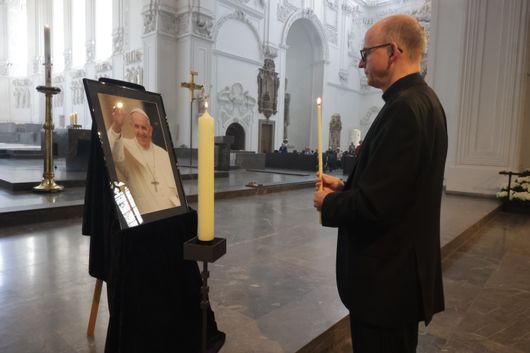 1725/0406 Kondolenzbuch und Gebet Papsttod Dom_57452