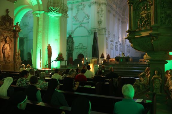 Die "Nacht der Hoffnung" am Samstagabend, 13. Juli, der Kiliani-Wallfahrtswoche lud zu Besinnung, Gebet und Kraftschöpfen in den Kiliansdom ein. Viele Passanten nutzten das Angebot, das um Mitternacht endete.