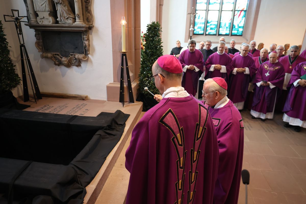 Bischof Dr. Franz Jung feierte am Samstag, 12. Oktober, im Würzburger KIliansdom ein Pontifikalrequiem für Weihbischof em. Helmut Bauer. Die anschließende Beisetzung leitete Dompropst Weihbischof Paul Reder.