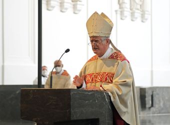 Bischof em. Dr. Friedhelm Hofmann feierte am Mittwochvormittag, 23. Juni, im Kiliansdom einen Pontifikalgottesdienst für Ehejubilare, die in den Jahren 2020 und 2021 auf 50, 60 oder 65 gemeinsame Jahre zurückblicken.