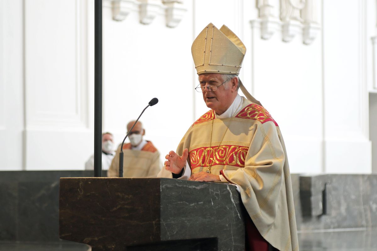 Bischof em. Dr. Friedhelm Hofmann feierte am Mittwochvormittag, 23. Juni, im Kiliansdom einen Pontifikalgottesdienst für Ehejubilare, die in den Jahren 2020 und 2021 auf 50, 60 oder 65 gemeinsame Jahre zurückblicken. Bischof em. Dr. Friedhelm Hofmann feierte am Mittwochvormittag, 23. Juni, im Kiliansdom einen Pontifikalgottesdienst für Ehejubilare, die in den Jahren 2020 und 2021 auf 50, 60 oder 65 gemeinsame Jahre zurückblicken.