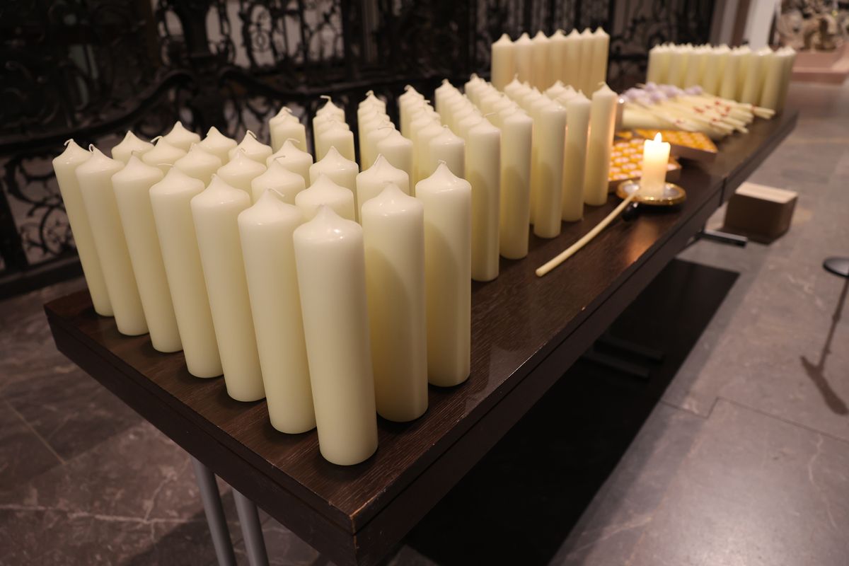 Weihbischof Ulrich Boom segnete zu Beginn des Gottesdiensts Kerzen. Weihbischof Ulrich Boom segnete zu Beginn des Gottesdiensts Kerzen.