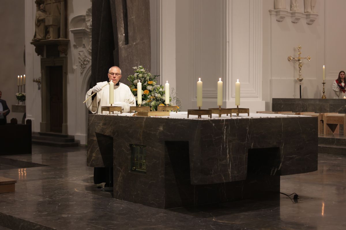 Bischof Dr. Franz Jung feierte am Samstag, 19. April, im Würzburger Kiliansdom die Osternacht. 