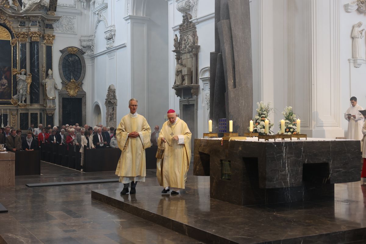 Mit mehr als 400 Ehepaaren, die seit 50, 60, 65 oder 70 Jahren verheiratet sind, hat Weihbischof em. Ulrich Boom am Donnerstagvormittag, 4. Juli, im Würzburger Kiliansdom einen Pontifikalgottesdienst gefeiert.