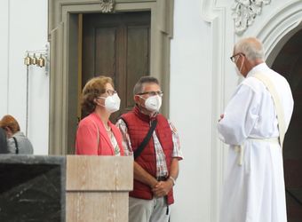 Bischof em. Dr. Friedhelm Hofmann feierte am Mittwochvormittag, 23. Juni, im Kiliansdom einen Pontifikalgottesdienst für Ehejubilare, die in den Jahren 2020 und 2021 auf 50, 60 oder 65 gemeinsame Jahre zurückblicken.