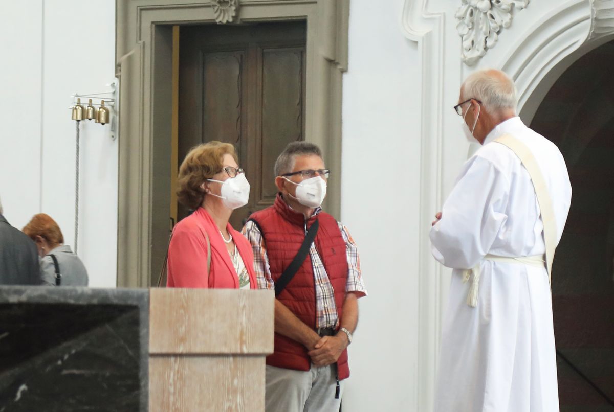 Bischof em. Dr. Friedhelm Hofmann feierte am Mittwochvormittag, 23. Juni, im Kiliansdom einen Pontifikalgottesdienst für Ehejubilare, die in den Jahren 2020 und 2021 auf 50, 60 oder 65 gemeinsame Jahre zurückblicken. Bischof em. Dr. Friedhelm Hofmann feierte am Mittwochvormittag, 23. Juni, im Kiliansdom einen Pontifikalgottesdienst für Ehejubilare, die in den Jahren 2020 und 2021 auf 50, 60 oder 65 gemeinsame Jahre zurückblicken.