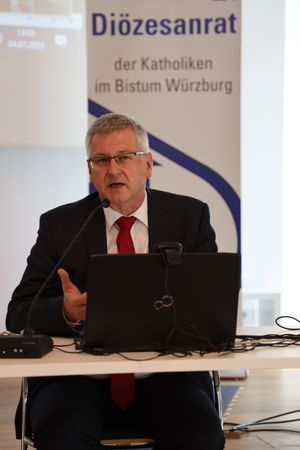 Dr. Michael Wolf, Vorsitzender des Diözesanrats der Katholiken im Bistum Würzburg, kritisierte die kirchlichen Unterzeichner eines Briefs, die in den Beschränkungen während der Corona-Pandemie die Vorzeichen einer religionsfeindlichen  Weltregierung sahen. 