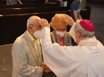 Bischof em. Dr. Friedhelm Hofmann feierte am Freitagnachmittag, 25. Juni, einen Dankgottesdienst mit Ehepaaren, die seit 50, 60 oder 65 Jahren verheiratet sind. Anschließend spendeten der Bischof sowie weitere Priester und Diakone den Jubilaren mit Abstand den Segen.