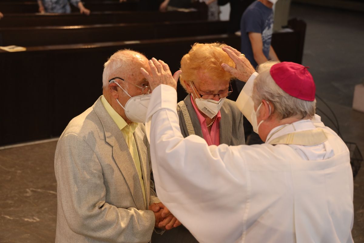 Bischof em. Dr. Friedhelm Hofmann feierte am Freitagnachmittag, 25. Juni, einen Dankgottesdienst mit Ehepaaren, die seit 50, 60 oder 65 Jahren verheiratet sind. Anschließend spendeten der Bischof sowie weitere Priester und Diakone den Jubilaren mit Abstand den Segen.