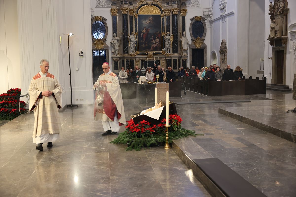 Mit einer Prozession vom Neumünster zum Kiliansdom und einer Pontifikalmesse hat Bischof Dr. Franz Jung am Dienstag, 31. Dezember, in Würzburg für das Bistum das Heilige Jahr eröffnet. Es steht unter dem Motto "Pilger der Hoffnung". 