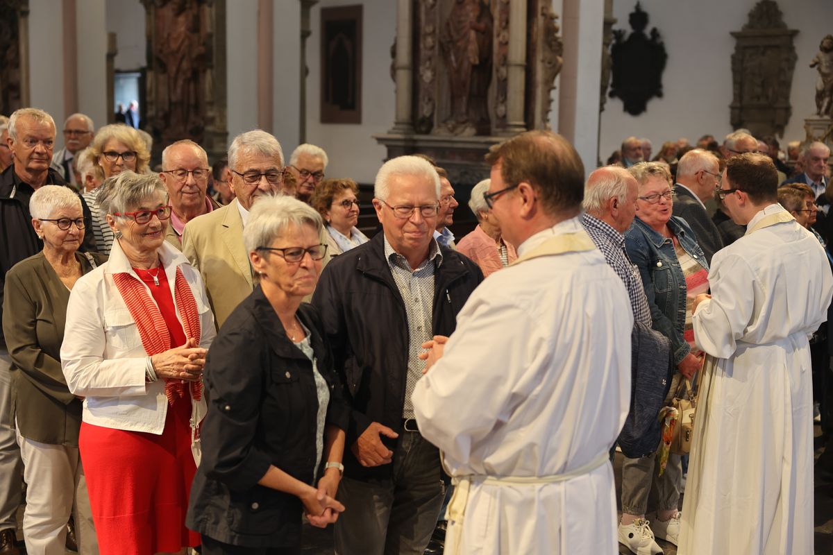 Seelsorgerinnen und Seelsorger spendeten nach dem Gottesdienst den Jubelpaaren individuell den Segen. 
