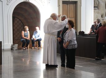Bischof em. Dr. Friedhelm Hofmann feierte am Freitagnachmittag, 25. Juni, einen Dankgottesdienst mit Ehepaaren, die seit 50, 60 oder 65 Jahren verheiratet sind. Anschließend spendeten der Bischof sowie weitere Priester und Diakone den Jubilaren mit Abstand den Segen.