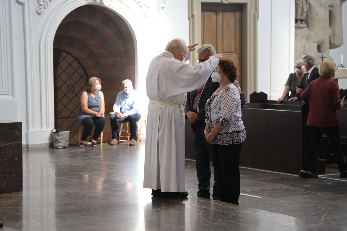 Bischof em. Dr. Friedhelm Hofmann feierte am Freitagnachmittag, 25. Juni, einen Dankgottesdienst mit Ehepaaren, die seit 50, 60 oder 65 Jahren verheiratet sind. Anschließend spendeten der Bischof sowie weitere Priester und Diakone den Jubilaren mit Abstand den Segen.