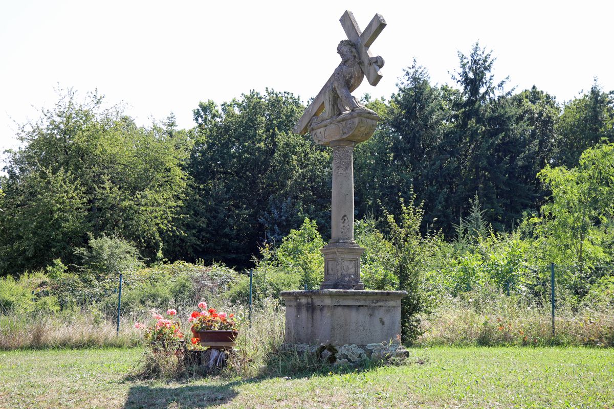 An der Kreuzung mit der Staatsstraße 2277 steht dieser Kreuzschlepper.