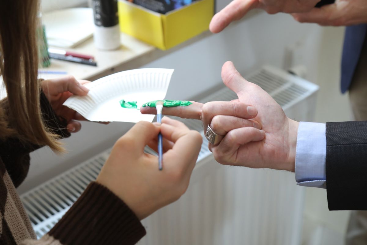 1525/0353 Bischof Jung besucht Sankt-Ursula-Schule_57002