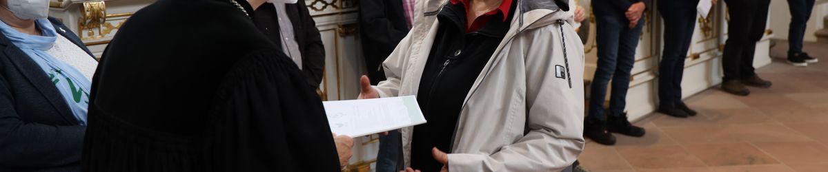 2721/0642 Umweltauditor(inn)en_28355 Bei einem ökumenischen Gottesdienst im Würzburger Neumünster überreichten Regionalbischöfin Gisela Bornowski und Dompfarrer Stefan Gessner die Zertifikate an die neuen kirchlichen Umweltauditorinnen und -auditoren.