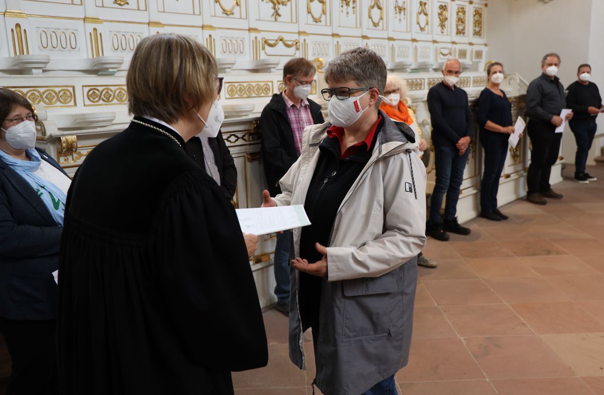 2721/0642 Umweltauditor(inn)en_28355 Bei einem ökumenischen Gottesdienst im Würzburger Neumünster überreichten Regionalbischöfin Gisela Bornowski und Dompfarrer Stefan Gessner die Zertifikate an die neuen kirchlichen Umweltauditorinnen und -auditoren.