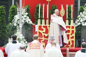 Weihbischof Ulrich Boom wird beim Fronleichnamsgottesdienst Bischof Dr. Franz Jung vertreten. Das Bild entstand bei der Fronleichnamsprozession im Jahr 2018 auf dem Residenzplatz.  Weihbischof Ulrich Boom wird beim Fronleichnamsgottesdienst Bischof Dr. Franz Jung vertreten. Das Bild entstand bei der Fronleichnamsprozession im Jahr 2018 auf dem Residenzplatz.