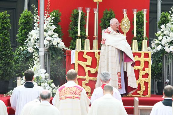 Weihbischof Ulrich Boom wird beim Fronleichnamsgottesdienst Bischof Dr. Franz Jung vertreten. Das Bild entstand bei der Fronleichnamsprozession im Jahr 2018 auf dem Residenzplatz.  Weihbischof Ulrich Boom wird beim Fronleichnamsgottesdienst Bischof Dr. Franz Jung vertreten. Das Bild entstand bei der Fronleichnamsprozession im Jahr 2018 auf dem Residenzplatz.
