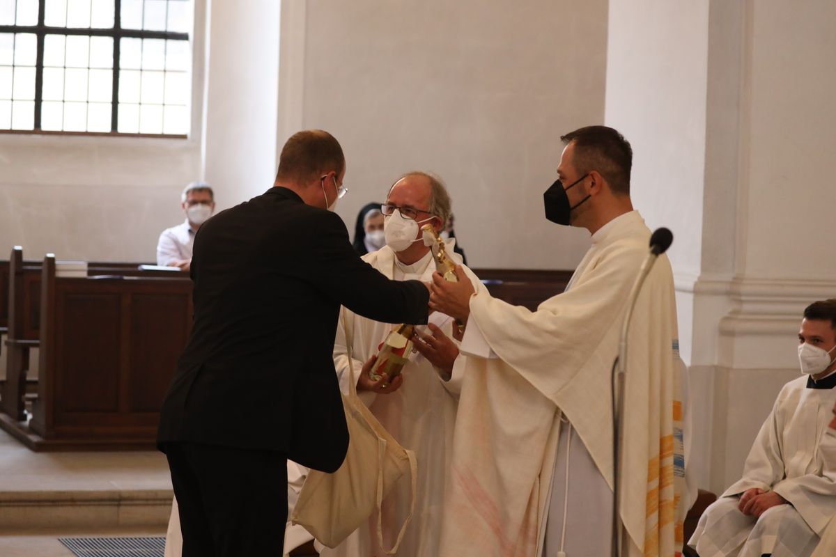 Bei einem feierlichen Gottesdienst in der Seminarkirche Sankt Michael in Würzburg mit Bischof Dr. Franz Jung am Montagabend, 26. Juli, sind Regens Stefan Michelberger und Subregens Stefan Fleischmann verabschiedet und Regens Peter Göttke offiziell begrüßt worden. 