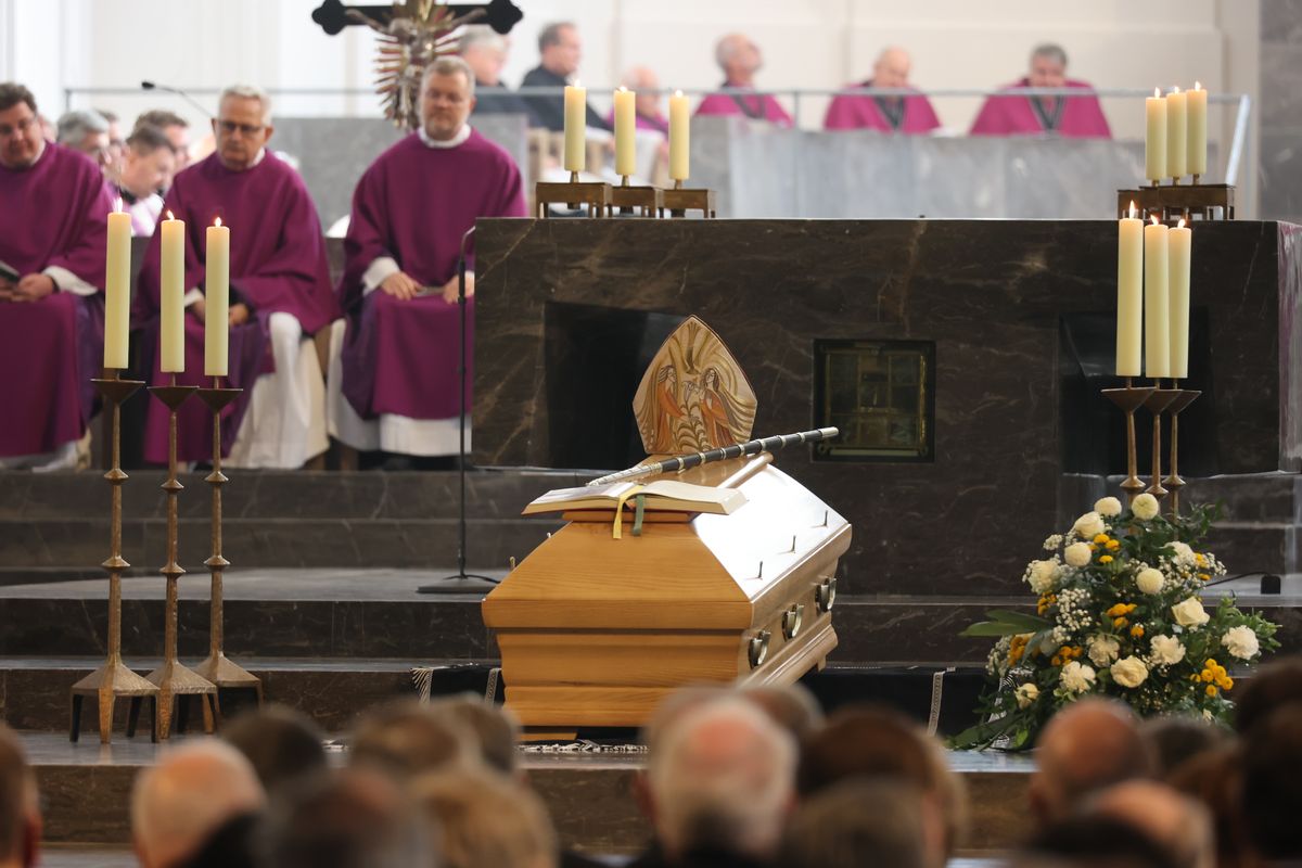 Bischof Dr. Franz Jung feierte am Samstag, 12. Oktober, im Würzburger KIliansdom ein Pontifikalrequiem für Weihbischof em. Helmut Bauer. Die anschließende Beisetzung leitete Dompropst Weihbischof Paul Reder.