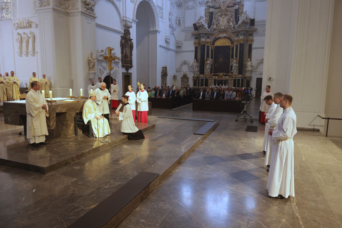 Bei einem Pontifikalgottesdienst am Samstag, 27. September, weihte Weihbischof Paul Reder drei Männer im Würzburger Kiliansdom zu Diakonen.