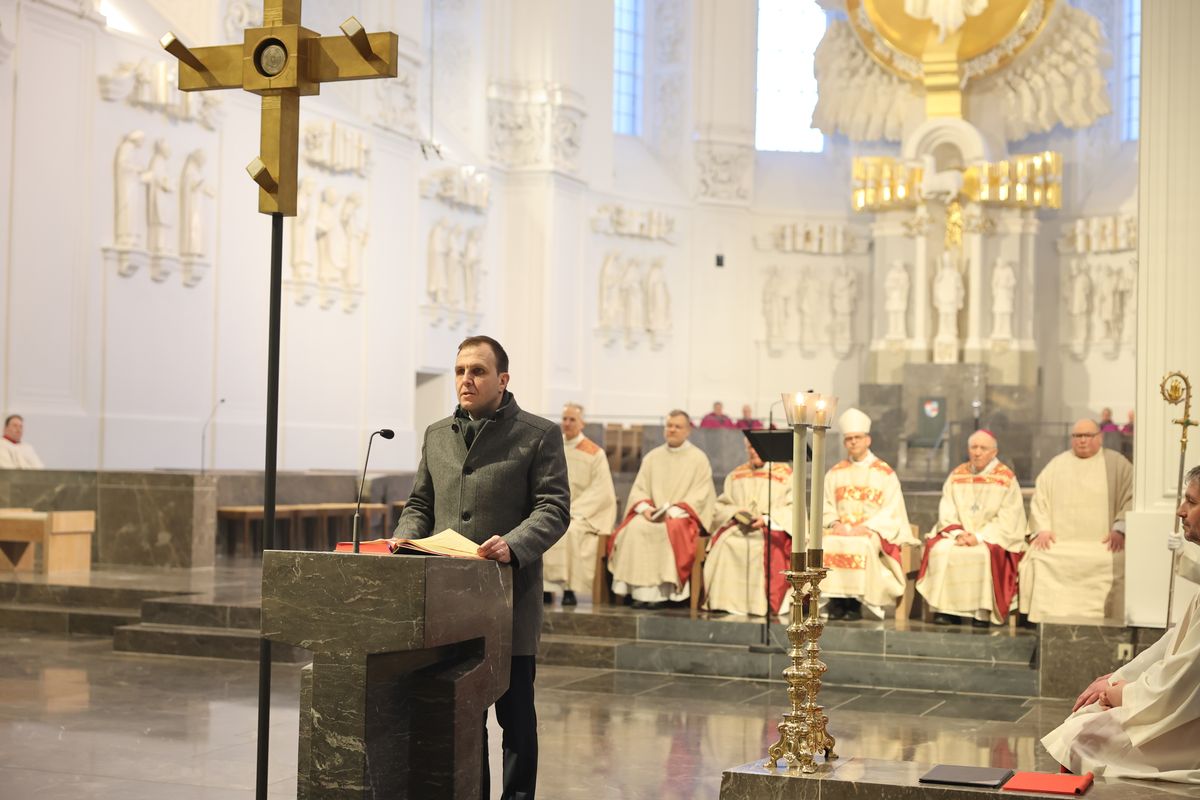 Mit einer Prozession vom Neumünster zum Kiliansdom und einer Pontifikalmesse hat Bischof Dr. Franz Jung am Dienstag, 31. Dezember, in Würzburg für das Bistum das Heilige Jahr eröffnet. Es steht unter dem Motto "Pilger der Hoffnung". 
