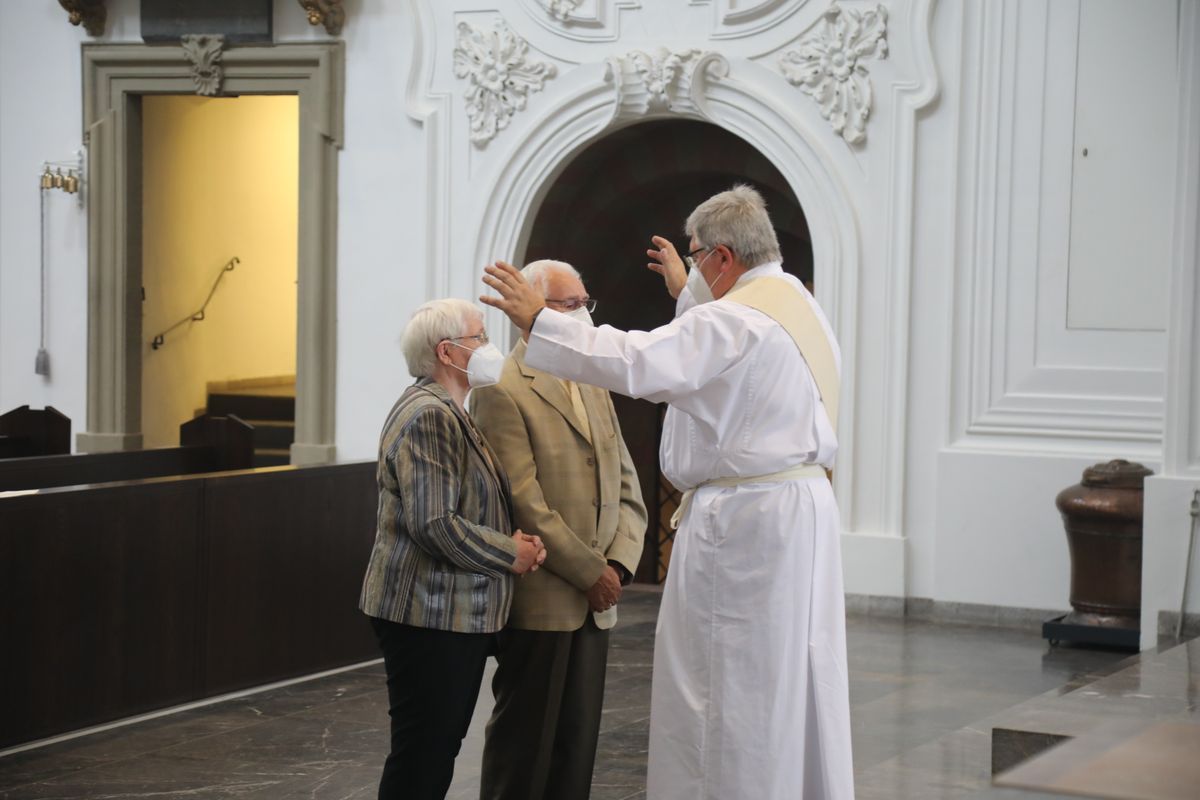 2621/0609 Ehejubilare Weihbischof Boom_27524 Weihbischof Boom und weiteren Priester und Diakone weihen Ehejubilare, die ihr goldenes, diamantenes oder eisernes Ehejubiläum feiern.