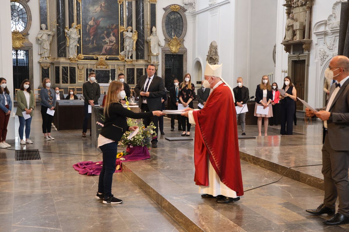 Weihbischof Ulrich Boom hat im Auftrag von Bischof Dr. Franz Jung 33 Frauen und sieben Männern am Freitagabend, 9. Juli, im Kiliansdom die Missio canonica verliehen.