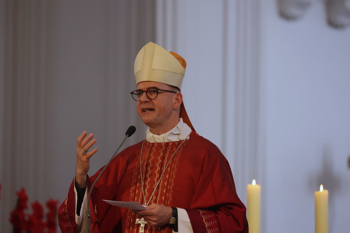 Mit Priestern, Diakonen und hauptamtlichen Mitarbeitenden hat Bischof Dr. Franz Jung am Dienstag, 8. Juli, einen Kiliani-Gottesdienst im Kiliansdom gefeiert. Eine Begegnung im Kilianeum schloss sich an.