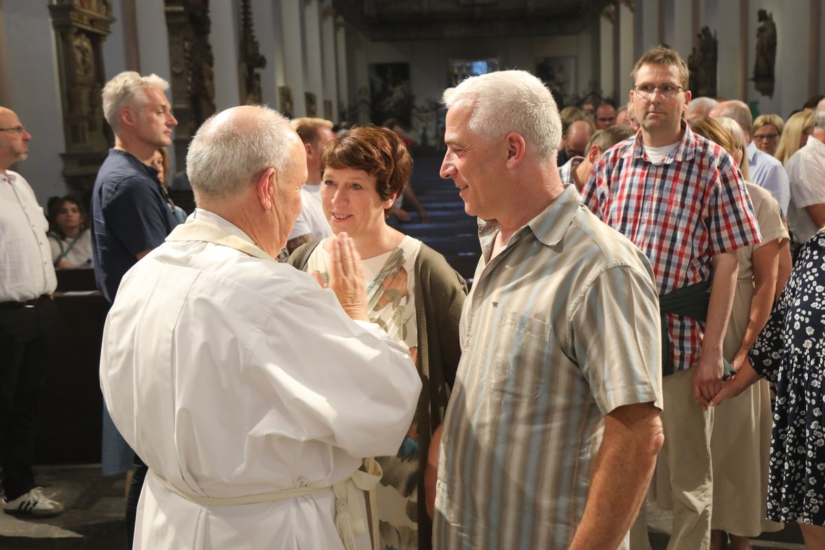 Mit rund 1000 Eheleuten, die in diesem Jahr Silberhochzeit haben, feierte Bischof Dr. Franz Jung am Freitagabend, 4. Juli 2025, einen Pontifikalgottesdienst im Kiliansdom. Im Anschluss erteilten er, Weihbischof Paul Reder sowie weitere Seelsorgerinnen und Seelsorger den Paaren einzeln den Segen.