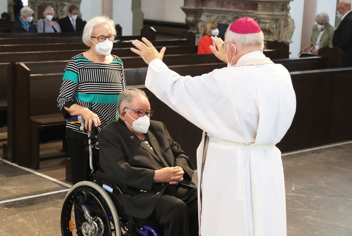 	 Weihbischof Ulrich Boom feierte am Mittwochnachmittag, 30. Juni, einen Gottesdienst für Ehepaare, die 2020 oder 2021 ihr goldenes, diamantenes oder eisernes Ehejubiläum hatten. Im Anschluss konnten sich die Paare segnen lassen.