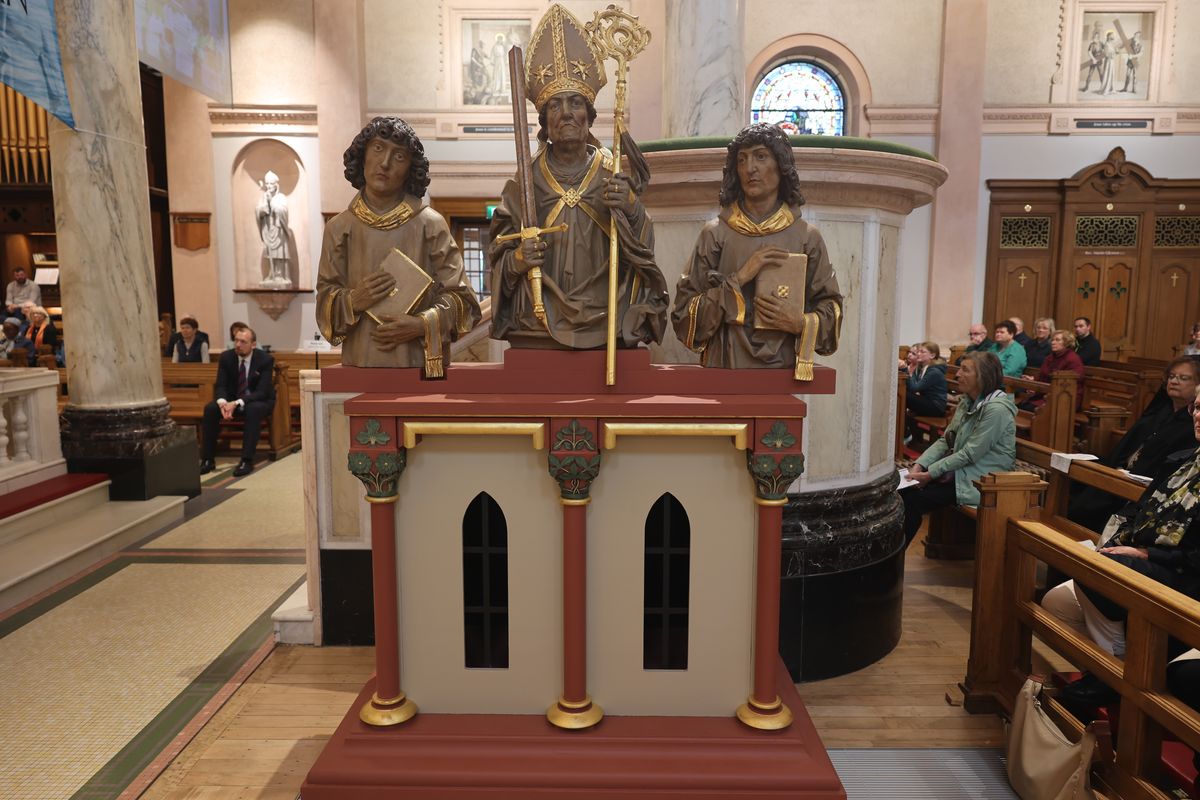 Bischof Dr. Franz Jung feierte am Sonntag, 6. Oktober, einen Gottesdienst zum Abschluss der Irlandwallfahrt mit den Reliquien der Frankenapostel in der Kathedrale von Cavan. Im Anschluss wurde der Schrein mit den Häuptern der Märtyrer für den Rücktransport nach Würzburg sicher verpackt.