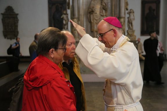 Bischof Dr. Franz Jung hat am Donnerstagnachmittag, 4. Juli, mit etwa 320 Paaren im Kiliansdom ihr goldenes oder diamantenes Ehejubiläum gefeiert.