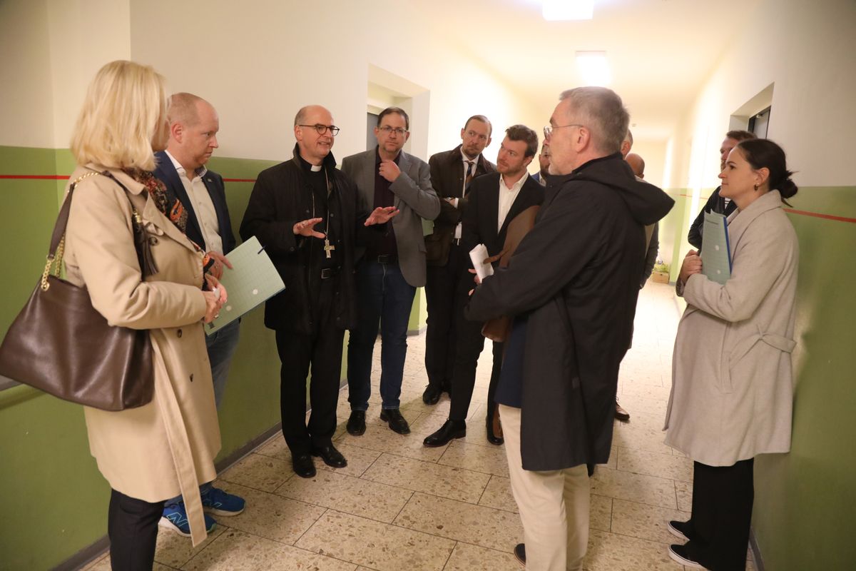 Er wolle mit seinem Besuch das Engagement für Geflüchtete in die Öffentlichkeit bringen, erklärt Bischof Dr. Franz Jung (3. von links) bei seinem Besuch in der GU Würzburg. Er wolle mit seinem Besuch das Engagement für Geflüchtete in die Öffentlichkeit bringen, erklärt Bischof Dr. Franz Jung (3. von links) bei seinem Besuch in der GU Würzburg.