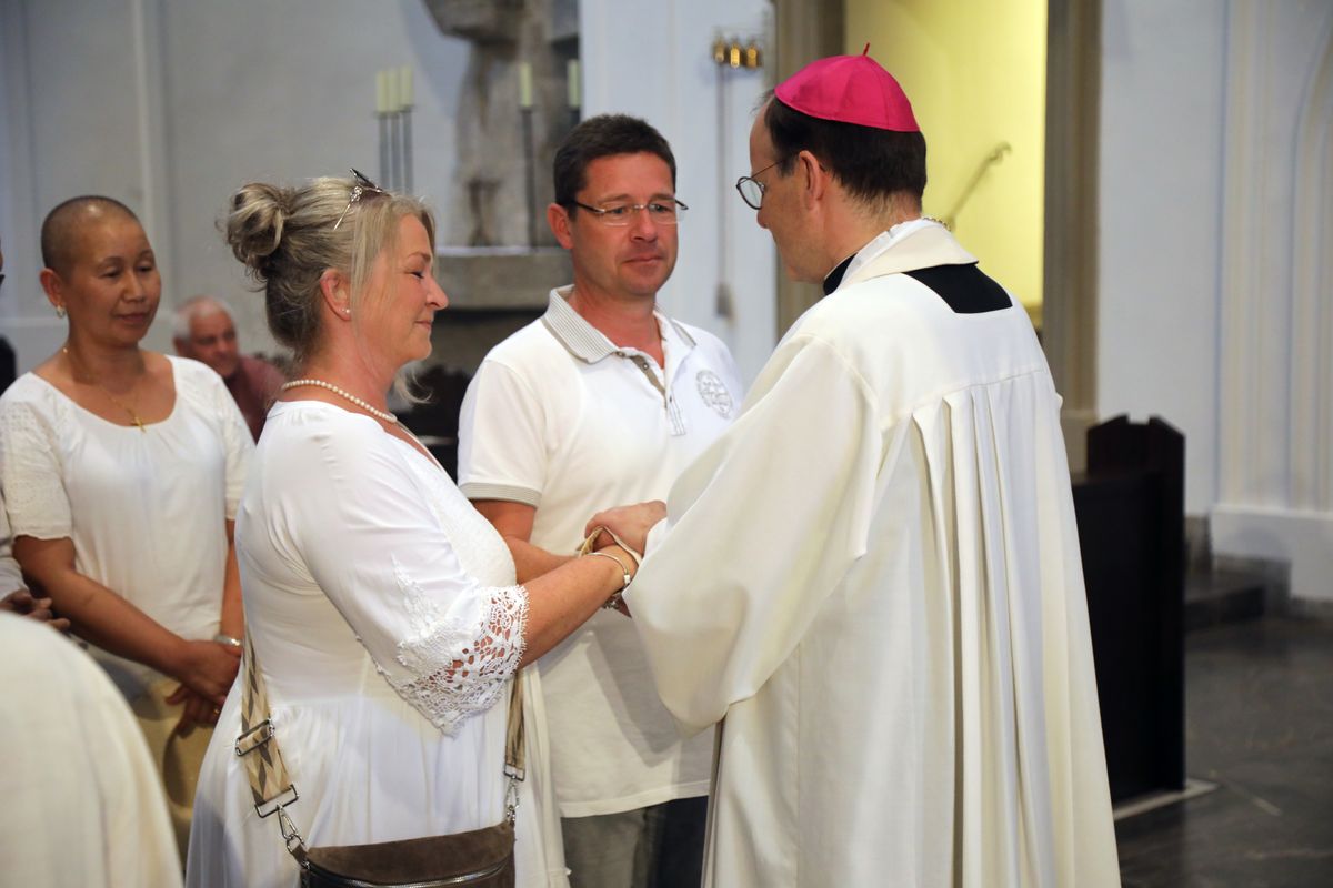 Mit rund 1000 Eheleuten, die in diesem Jahr Silberhochzeit haben, feierte Bischof Dr. Franz Jung am Freitagabend, 4. Juli 2025, einen Pontifikalgottesdienst im Kiliansdom. Im Anschluss erteilten er, Weihbischof Paul Reder sowie weitere Seelsorgerinnen und Seelsorger den Paaren einzeln den Segen.
