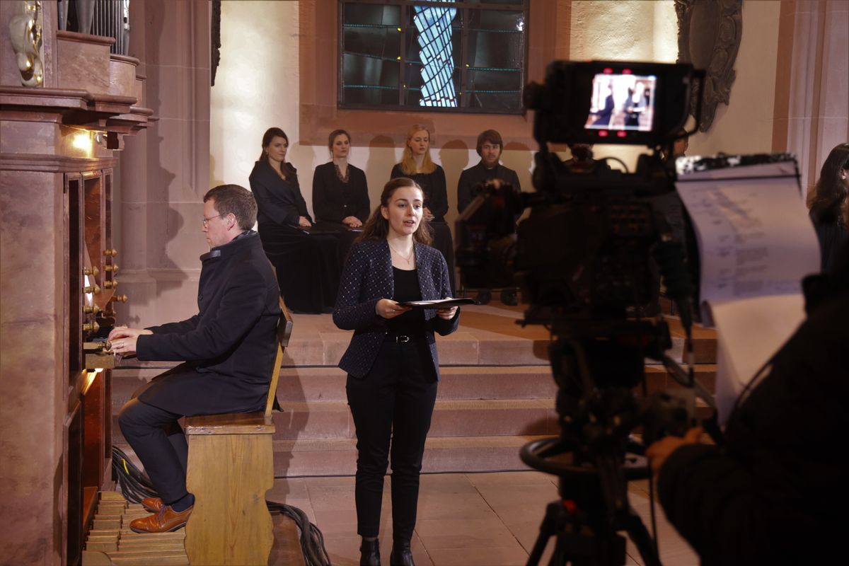Bischof Dr. Franz Jung feierte zum Aschermittwoch der Künstler einen Gottesdienst in der Sepultur des Würzburger Kiliansdoms. Das Bayerische Fernsehen übertrug die Feier live.