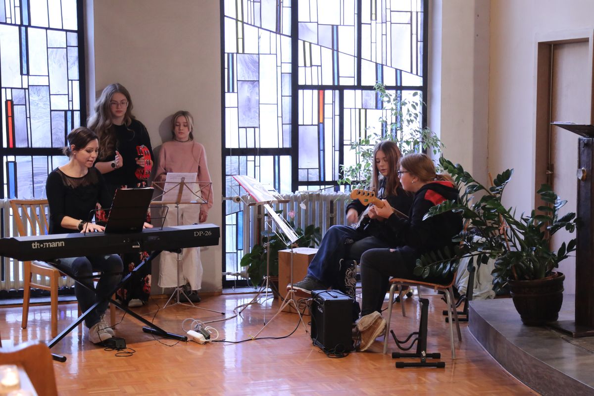 Mit den Schülerinnen feierte Bischof Dr. Franz Jung eine Morgenandacht in der Schulkapelle.  Mit den Schülerinnen feierte Bischof Dr. Franz Jung eine Morgenandacht in der Schulkapelle.