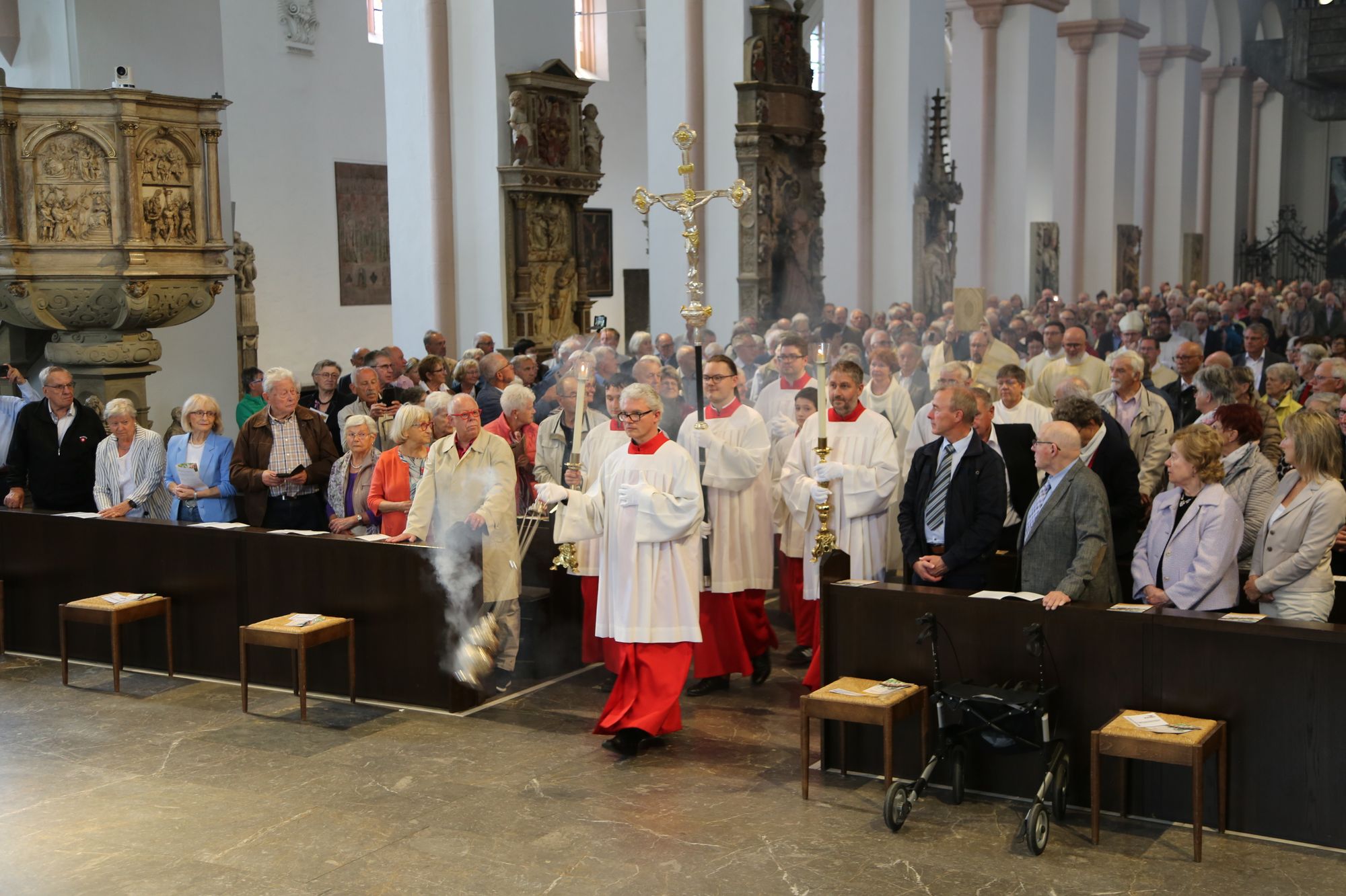 Bischof Dr. Franz Jung hat am Donnerstagnachmittag, 4. Juli, mit etwa 320 Paaren im Kiliansdom ihr goldenes oder diamantenes Ehejubiläum gefeiert. Bischof Dr. Franz Jung hat am Donnerstagnachmittag, 4. Juli, mit etwa 320 Paaren im Kiliansdom ihr goldenes oder diamantenes Ehejubiläum gefeiert.